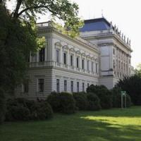 Die Uni Graz wurde 1585  gegründet und ist nach der Uni Wien die zweitälteste Universität Österreichs. Die Uni Graz hatte zunächst zwei Fakultäten: die Philosophische Fakultät und eine Theologischen Fakultät, beide wurden im Jesuitenkolleg unterge